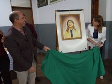 Professora Dra. Margareth Diniz é presenteada pelo Professor João Braga, Diretor do CCS, com  obra de arte do artista plástico Jarrier Alves Dantas.