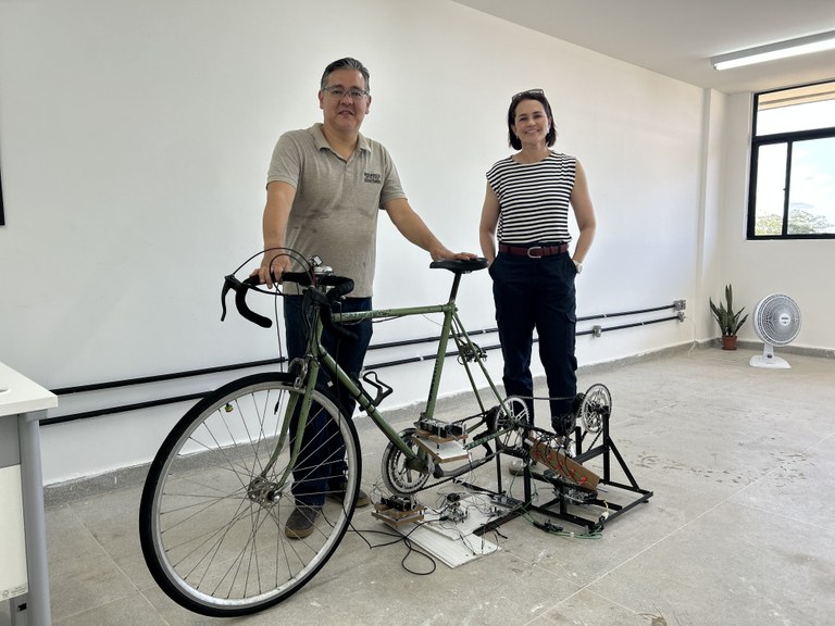 Pesquisadores do CEAR desenvolvem bicicleta que converte energia cinética em eletricidade